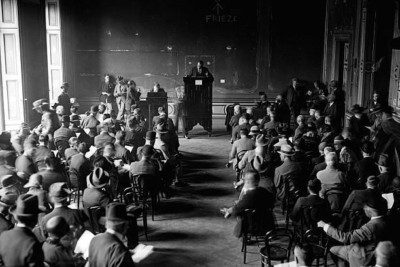 Potenzielle Käufer bei einer Auktion im Dorchester House 1929 4x6 Foto