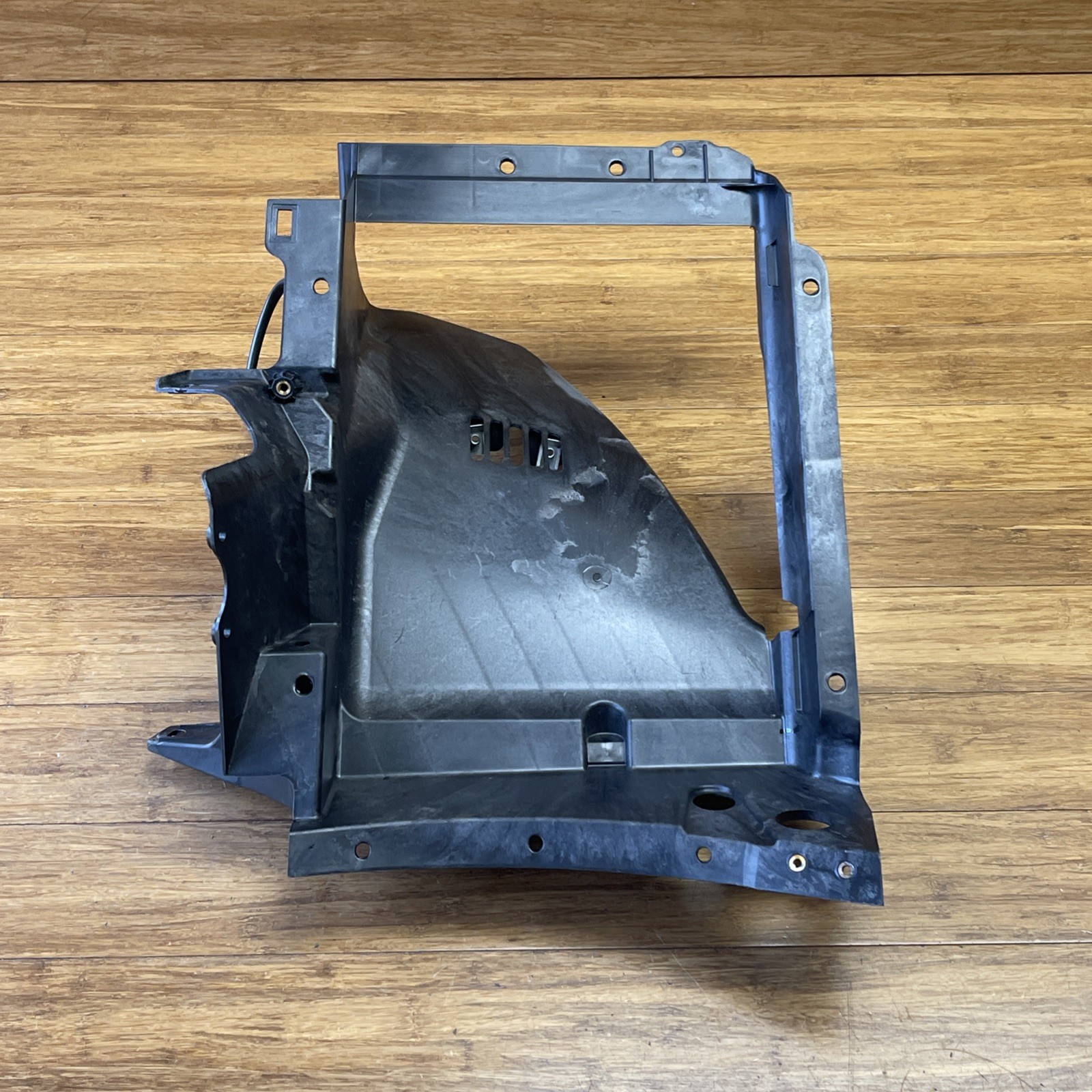 McLaren 570S Spider 2017-2021 Front Left Lower Radiator support bracket