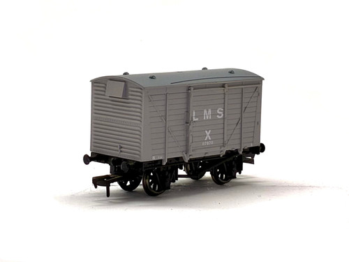 Dapol 4F-011-015 12 Tonnen belüfteter Transporter in LMS grau 117870 | Condition: Used