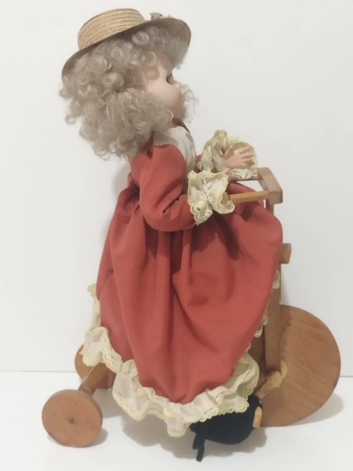 Antica Bambola vintage anni 70 con vestito e triciclo in legno 41 cm - Immagine 2 di 4