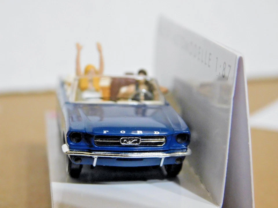 Ford Mustang convertible Busch 47528 1964 con figuras azul oscuro nuevo en caja Foto 2 de 4