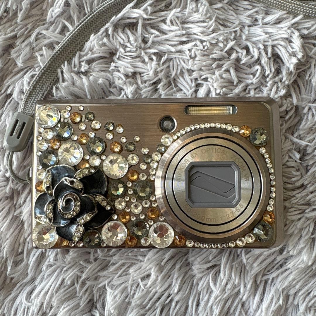 Nikon COOLPIX S600 Compact Digital Camera Decorative Design Tested