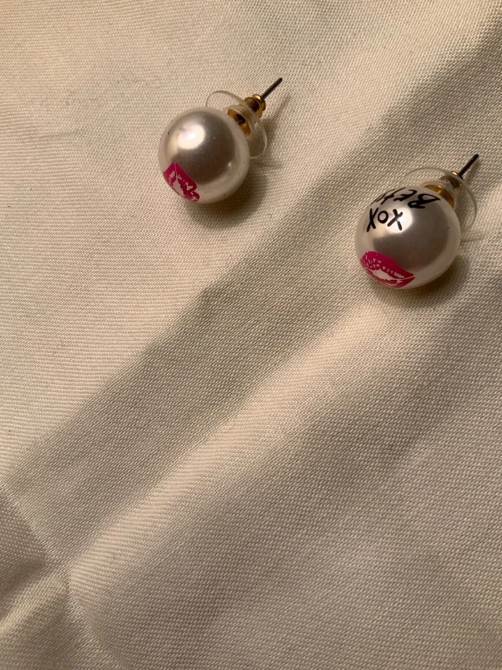 Aretes labiales Betsey Johnson Marilyn Monroe Foto 4 de 4