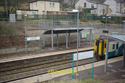 Foto 6x4 Merthyr Vale Station An Arriva Trains Wales Service wartet depa c2013
