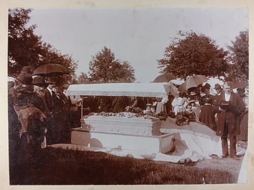 Fotografía Post Mortem Pr. Ataúd abierto mujer alta + servicio de cementerio, era 1900 - Imagen 3 de 7