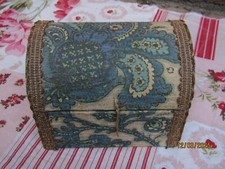 boite ancienne forme coffre en carton recouvert de tissu pour couture ou bijoux