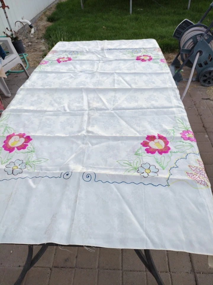 Mantel de Trabajo Blanco Bordado Tipo Seda con Floral 52 x 73 con 6 Servilletas Foto 2 de 4