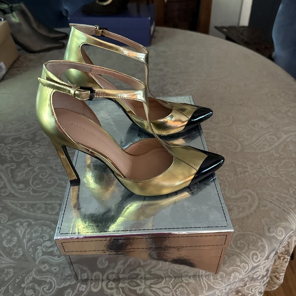 SIGERSON MORRISON Tacón Alto Tirantes en T Specchio Niño Dorado y Negro Talla 7 Orig. $465 Foto 4 de 4