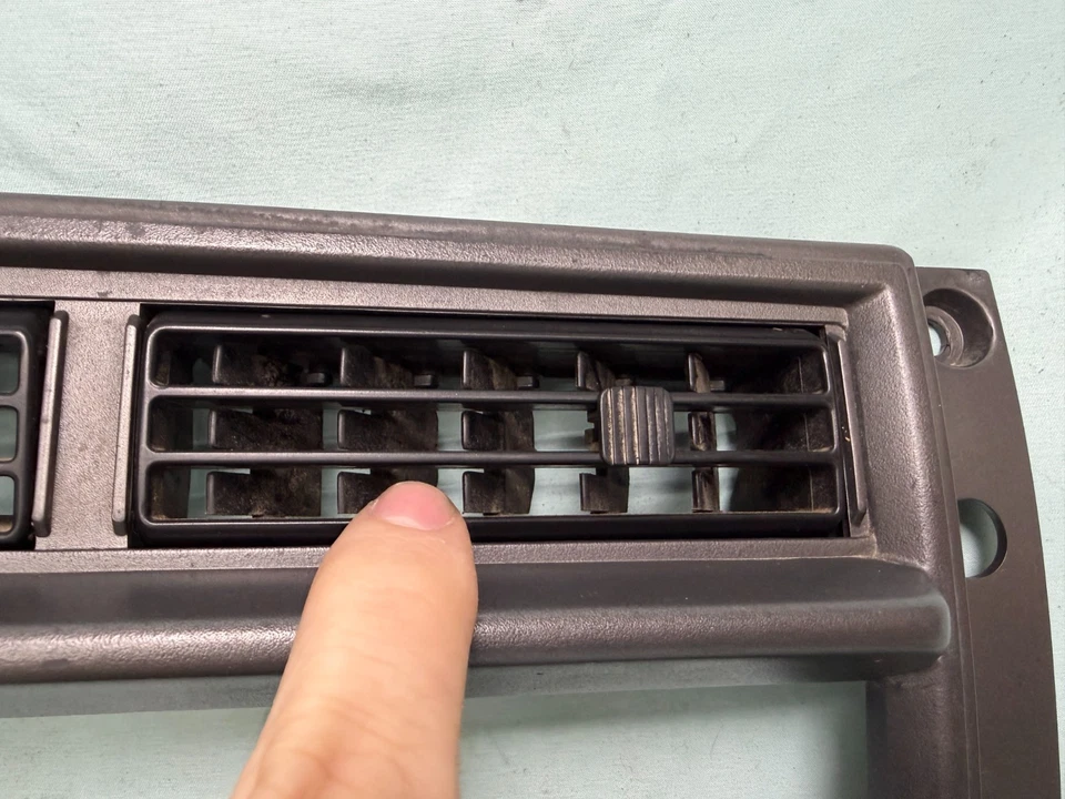 READ 88-94 Chevrolet S10 GMC S15 Radio Dash Trim Bezel Surround OEM #15595798 - Image 3 of 4