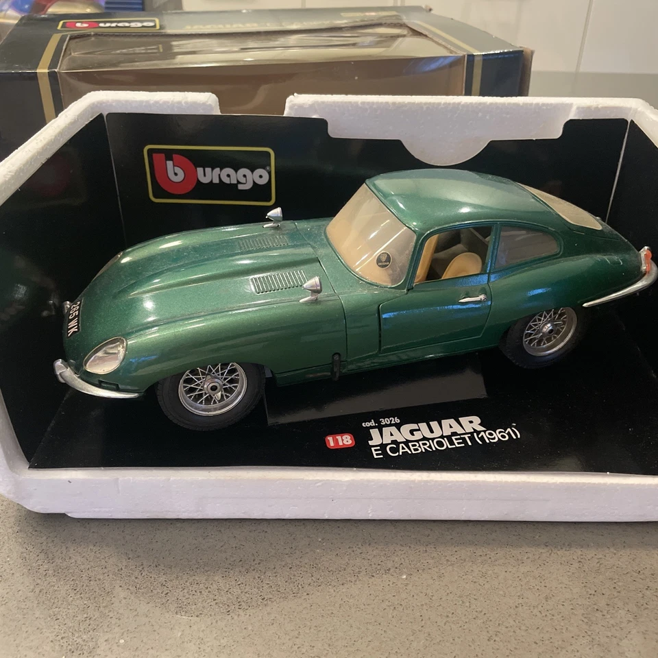 Jaguar E-TYPE cupé verde metálico Burago escala 1:18 030269 Foto 2 de 4