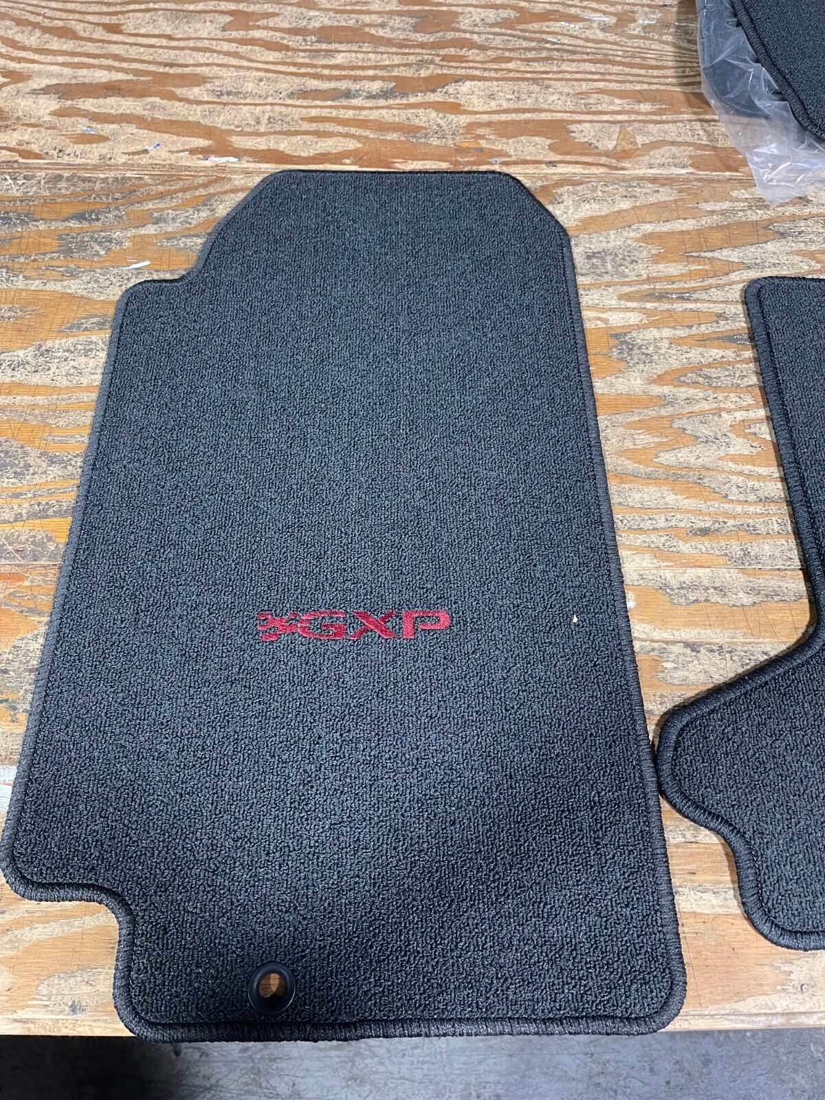 New 20062009 OEM Pontiac Solstice Front Floor Mat Set Black With Red