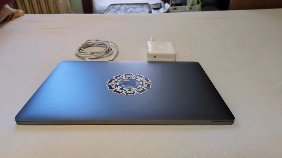 Apple MacBook Pro 16" (512GB SSD, Intel Core i7 9ª generazione, 2,60 GHz, 16GB) - Immagine 2 di 4