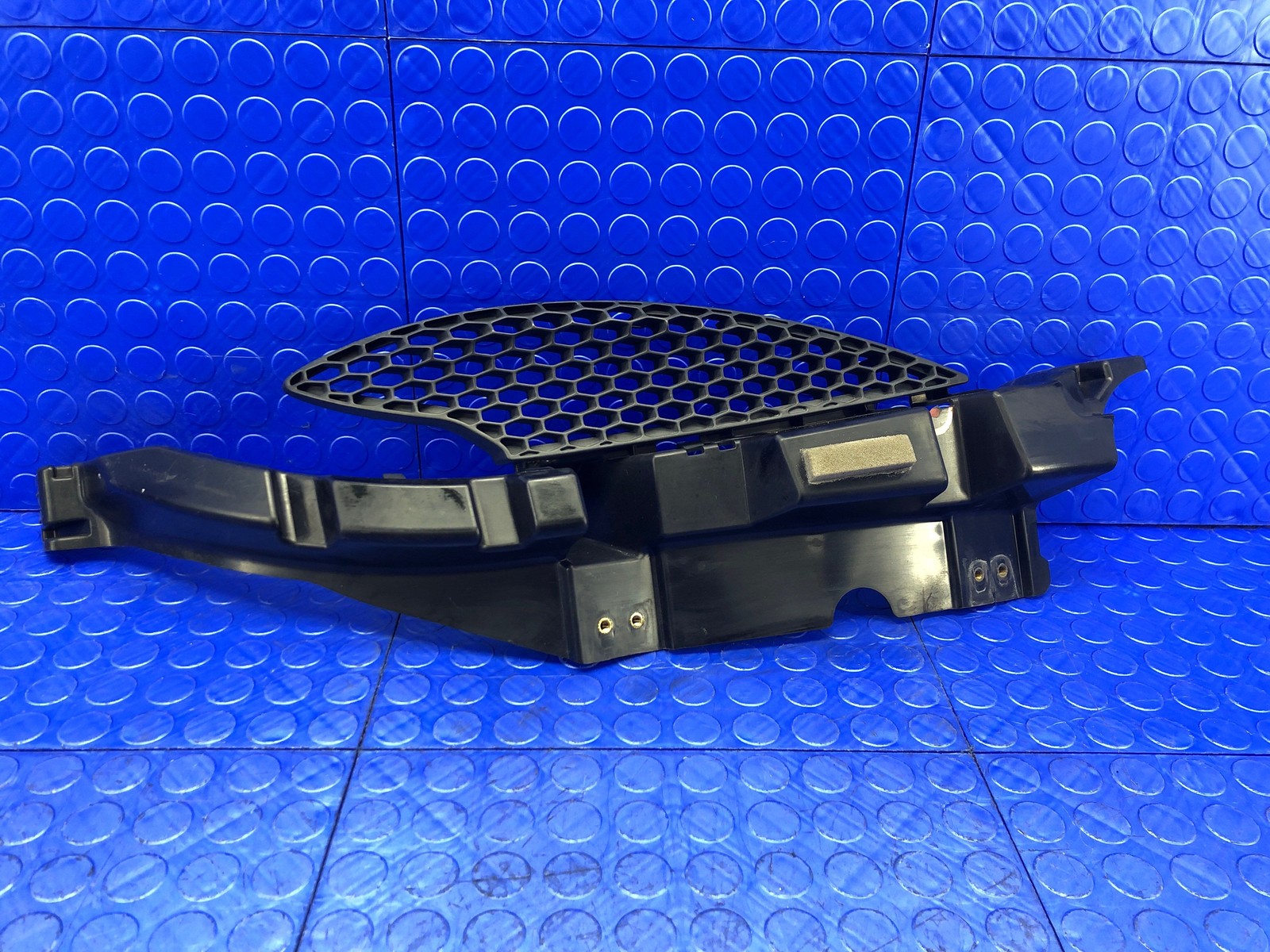 2020-2023 MCLAREN 570S REAR LEFT VENT SUPPORT BRACKET *BROKEN TAB* 13A6494CP