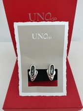 Pendientes plateados con piedra negra