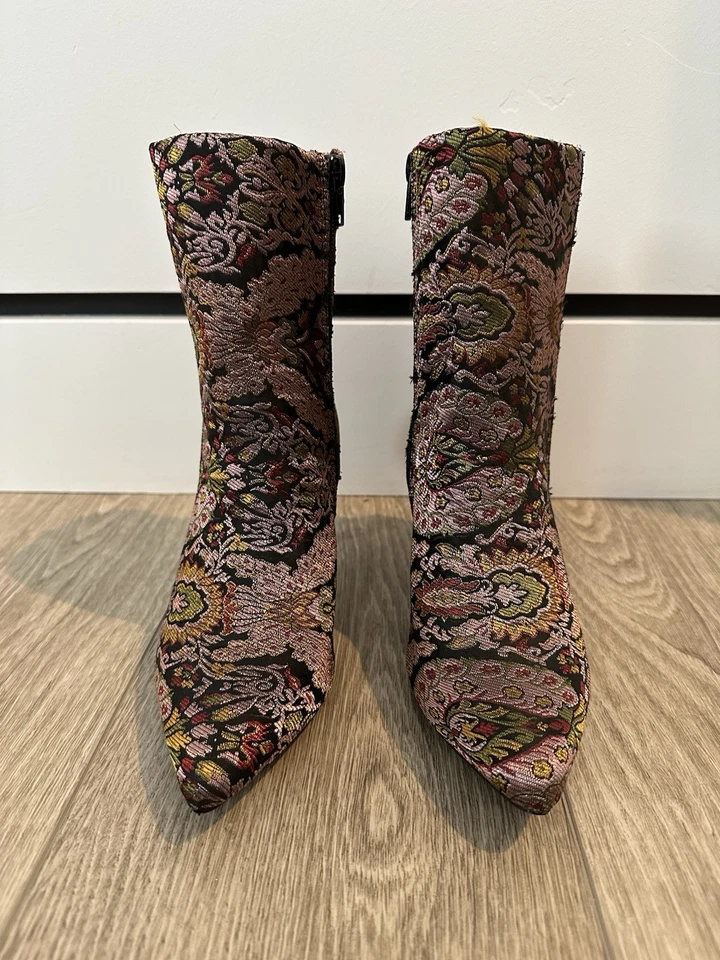 Botín de tacón bajo punta puntiaguda de tela floral Qupid talla 6 NUEVO Foto 3 de 4