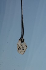 Tropfen-Hühnergott von Hiddensee - tropfenförmig Lochstein Talisman -101- Glück