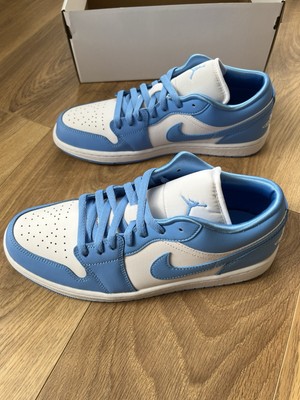 NEUE Nike Air Jordan 1 Low Größe 44,5 (Blau & Weiß) Blue Carolina