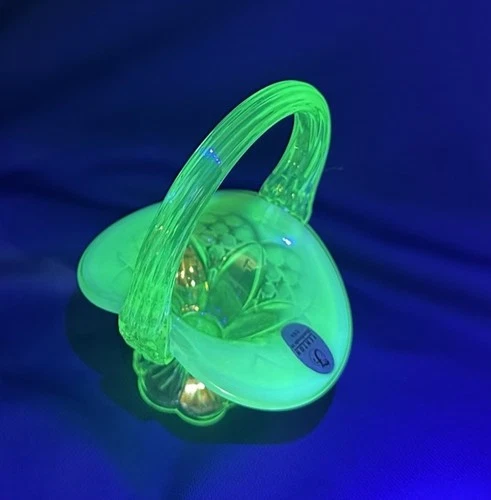 VINTAGE FENTON MINIATURE BASKET URANIUM/VASELINE GLOWS UNDER UV