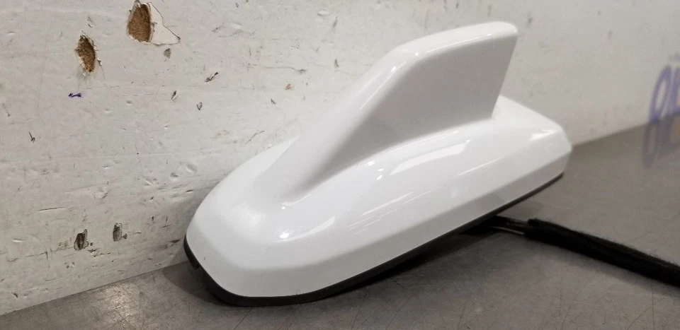 20 GMC SIERRA 1500 ANTENA ALETA TIBURÓN MONTADA EN TECHO BLANCA 84469911 Foto 4 de 4