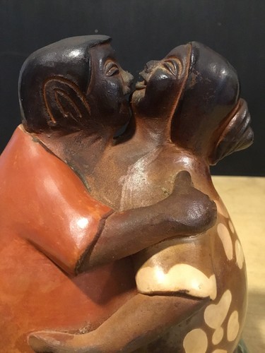 CHULUCANAS POTTERY FOLK ART COUPLE KISSING PERU SIGNED - Picture 3 of 17