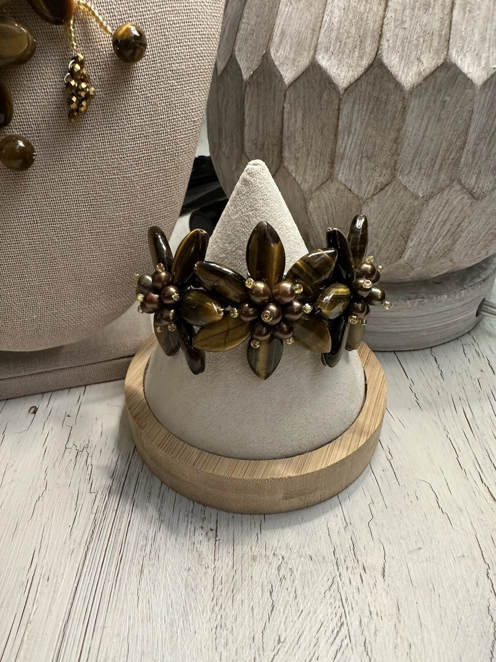 Juego de collar y pulsera de flores envueltas en alambre y perlas ojo de tigre de 14-17 pulgadas. Foto 3 de 4