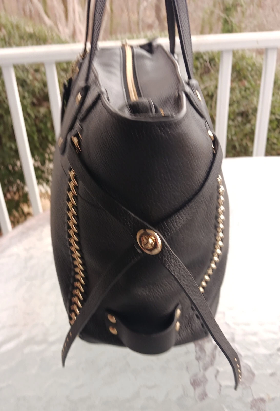 Borsa Coach F34398 Tatum in pelle nera con zip e dettaglio catena cordino