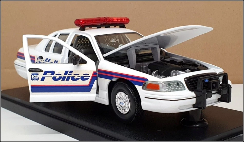 Classic Metal Works 1/24 Scale 26822H - Ford Crown Victoria Police - Suffolk - Image 4 of 4