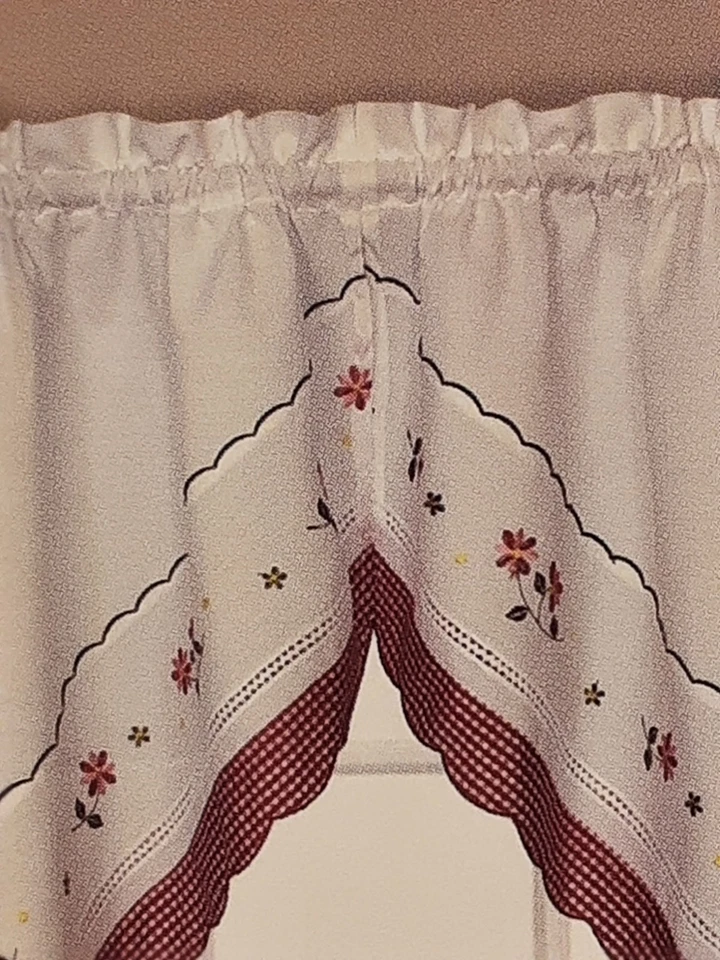 60"x38" Swag Pair. Curtains Of Character By United. White/Red Gingham. Flowers - Изображение 3 из 4