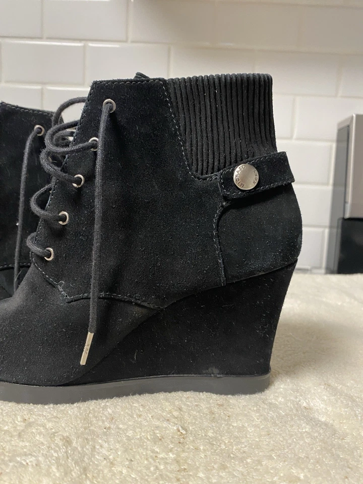 Botas de tornozelo Michael Kors camurça preta - Imagem 2 de 4