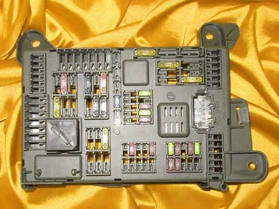 BMW X5 X6 E70 E71 E72 KOFFERRAUM SICHERUNGSKASTE SICHERUNGEN BOX 6931687