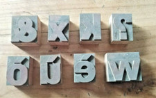 CARATTERI TIPOGRAFICI IN LEGNO LOTTO DI 8 PEZZI 