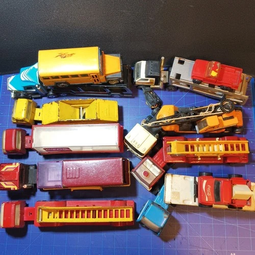 Mixed lot of 21 Vintage Trucks & Trailer : 9 Tonka, 1 Remco,11 Buddy L