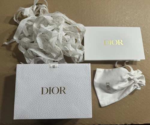 Christian Dior blanc texture galet logo doré sac cadeau porte reçu tissu