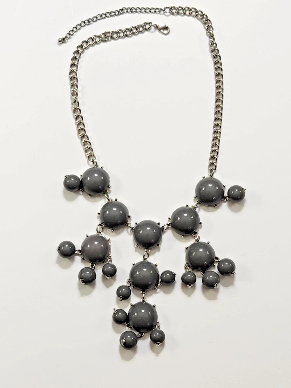 VETEMENTS Collana dichiarazione bavaglino perle acriliche grigio argento stile retrò classico moda