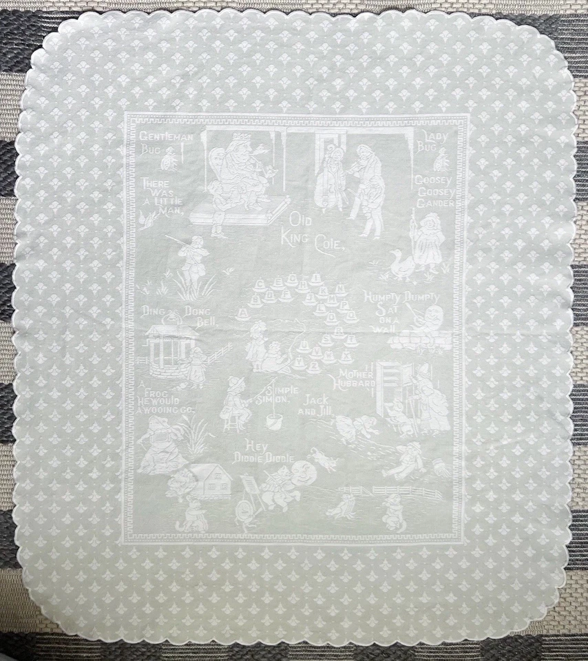 Cobertor Peacock Alley Baby Matelassé Gris Rimas Infantiles 48x55 Algodón Egipcio Foto 2 de 4