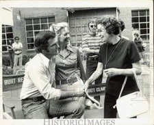 1972 Press Photo Fern Reynolds says goodbye to son Burt Reynolds and Dinah Shore