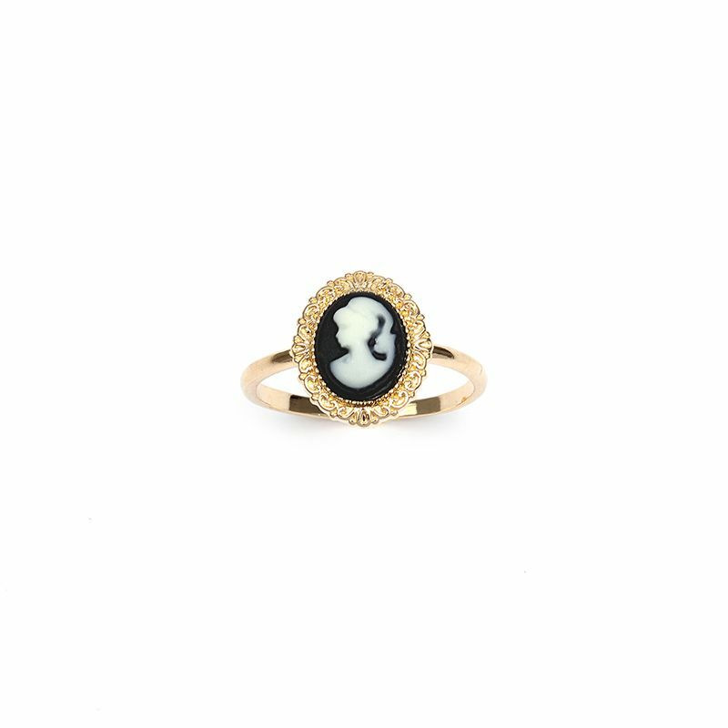 Bague camée dorée à bord travaillé, le cadeau d'anniversaire idéal pour elle