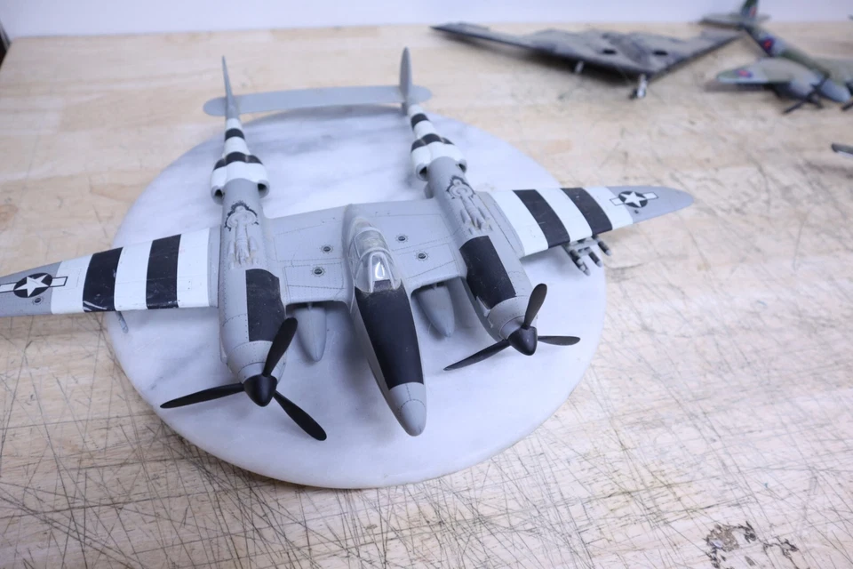 Bonito avión de combate modelo fundido a presión P-38 Lightning vintage usado escala 1/60 *daño Foto 3 de 4