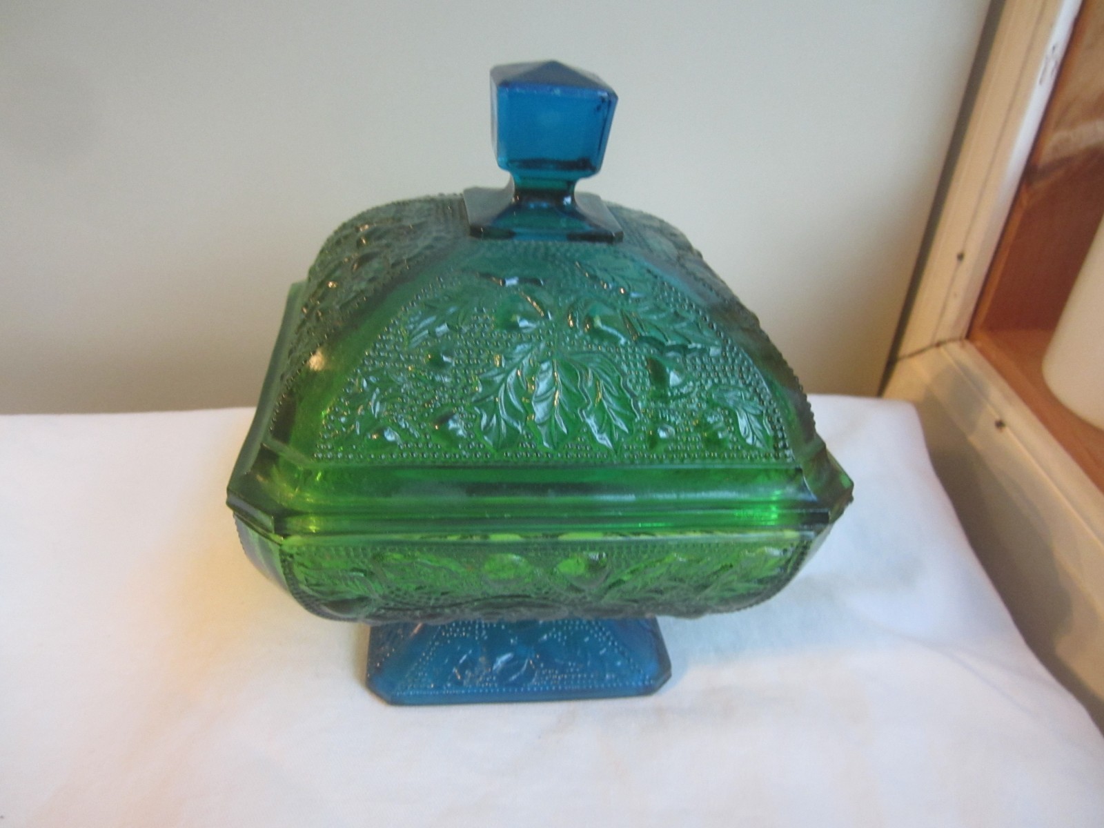 Art Glass Pedestal Lidded Candy Nut Fruit Trinket Dish Bowl