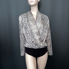 New Look Body Größe 10 Schlangenmuster grau weiß Wickeloptik vorne Langarm Satin