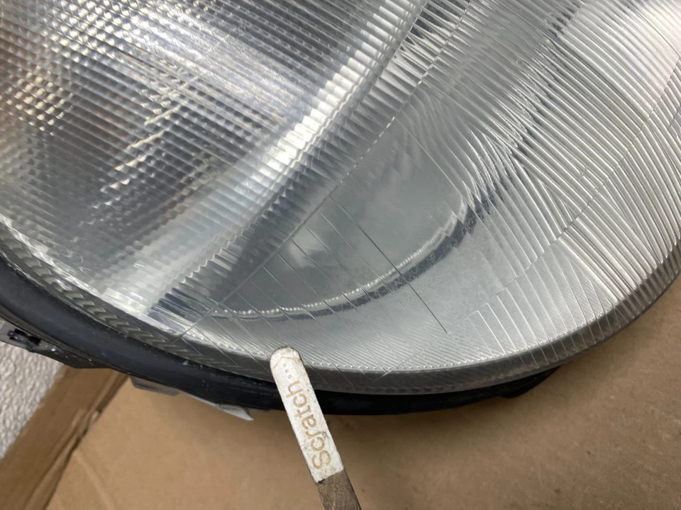 Faro halógeno pasajero derecho Mercedes-Benz Clase C 2001-2004 OEM U7084 DW Foto 4 de 4