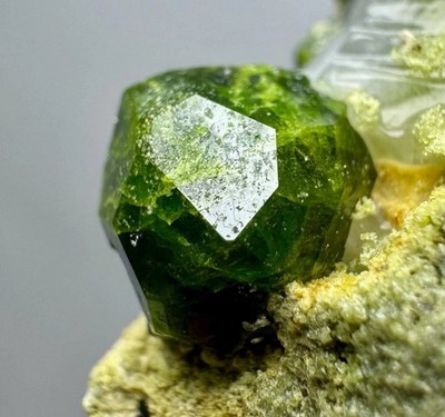 208 Gramm Ultra Rare Top Green Demantoid Granat Kristalle auf Matrix von @Afg