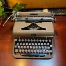 1940 Brown Royal Quiet De Luxe Typewriter thumbnail