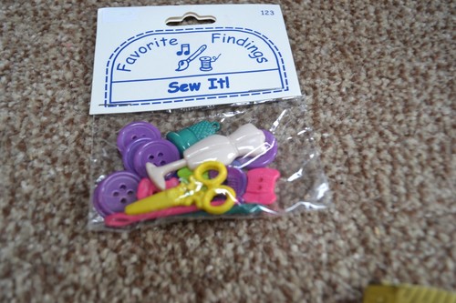 NOVELTY BUTTONS & BEADS - Picture 73 of 126