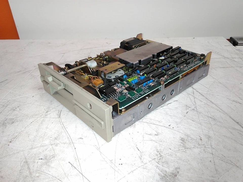 Unidad de disquete Alps DFC222B01A beige 5,25" defectuosa como está para reparaciones Foto 3 de 4