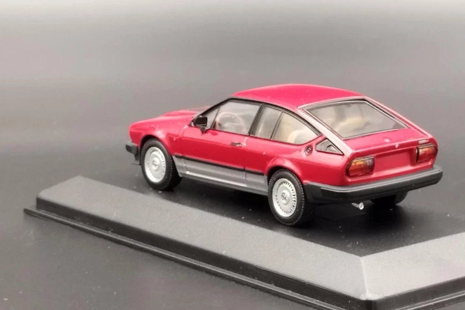 1:43 Alfa Romeo GTV 6 Red Minichamps - Immagine 4 di 4