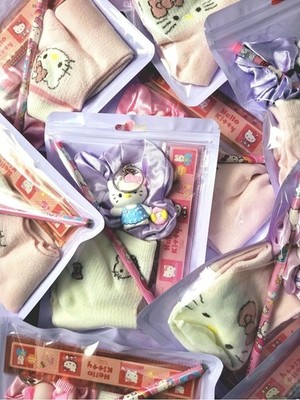 8x Hello Kitty Mädchen vorgefüllte Partytüten Schreibwaren Socken Schlüsselanhänger Geschenk Geburtstag
