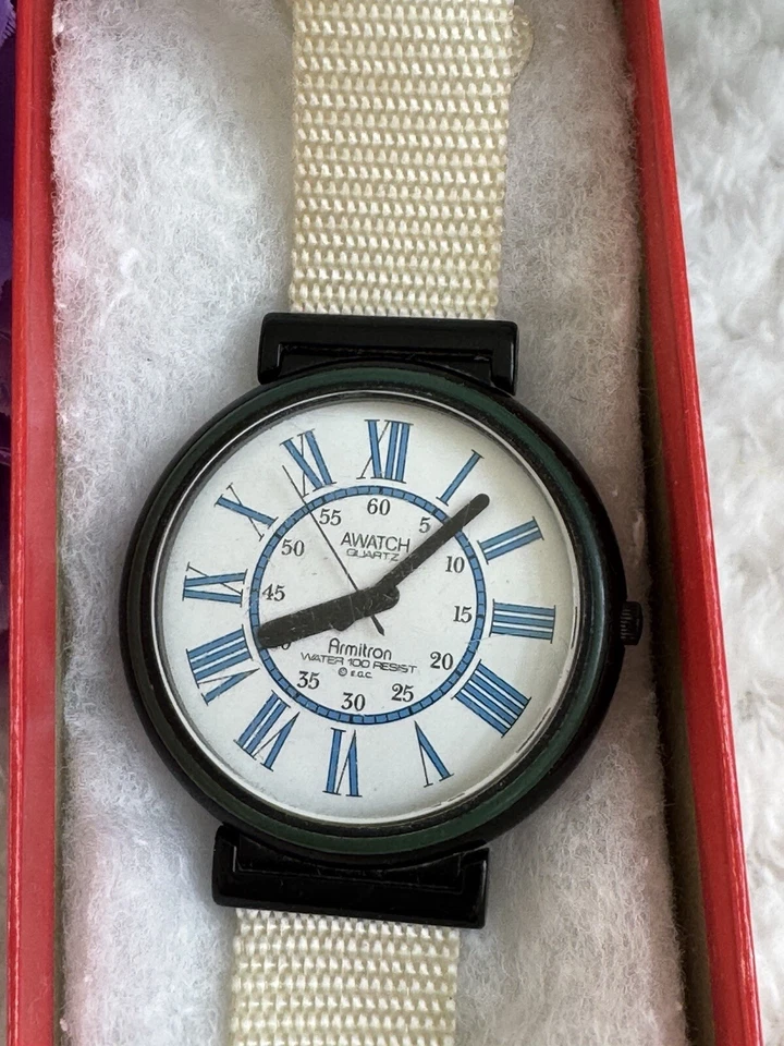 Reloj de cuarzo Armitron vintage correa de nailon blanco números romanos resistente al agua 100 Foto 2 de 4