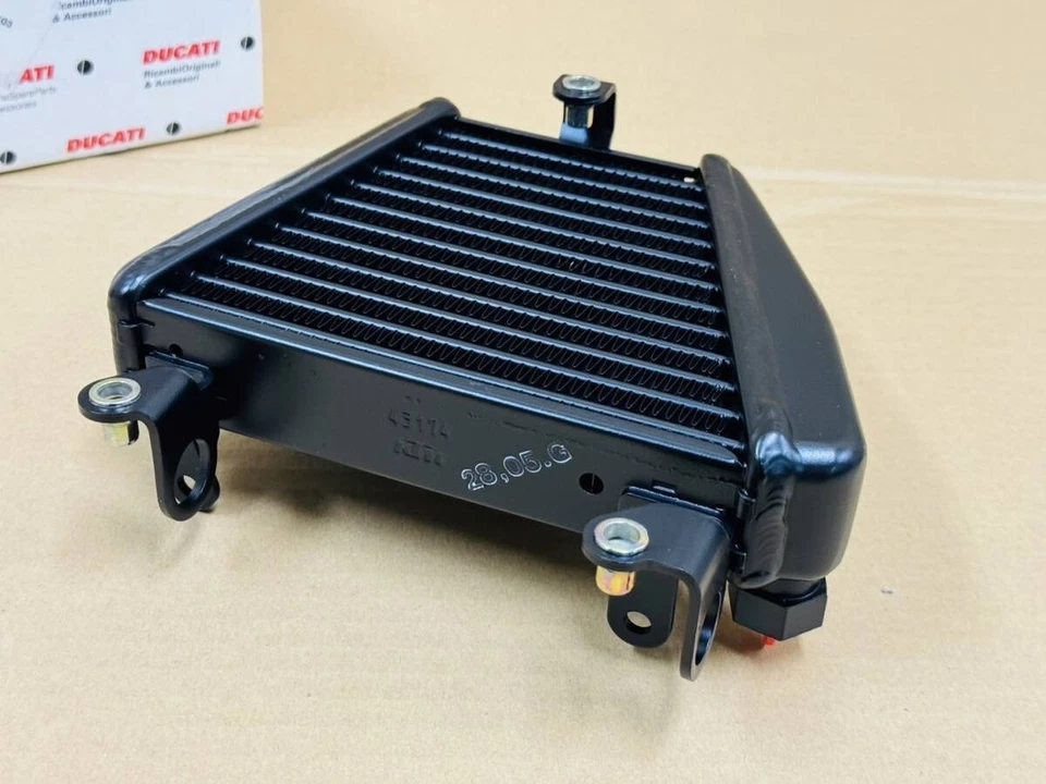 Radiador enfriador de aceite genuino Ducati 749 749R 999R 54840421A nuevo sin usar Foto 4 de 4