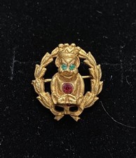 De colección Billiken Royal Order Bufón Laurel Corona Suerte Gárgola Corona Estrás Prendedor